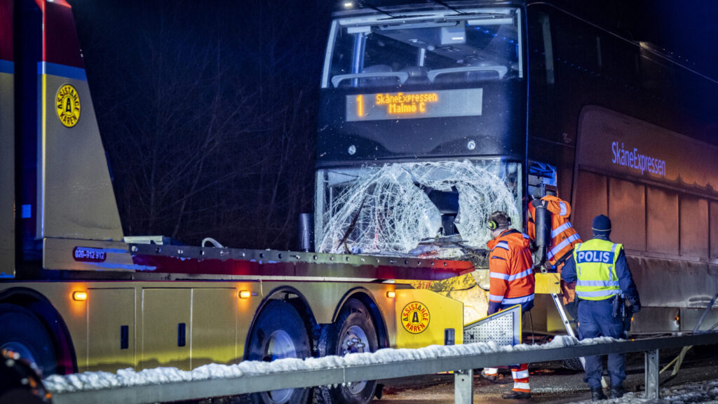 EKERÖD 2025-11-22
Polis och bärgare på plats på E22 vid Ekerödsrasten mellan Hörby och Kristianstad efter att en buss krockat med en häst på lördagskvällen. Busschauffören skadades vid olyckan och hästen avled.
Foto: Johan Nilsson / TT / Kod 50090