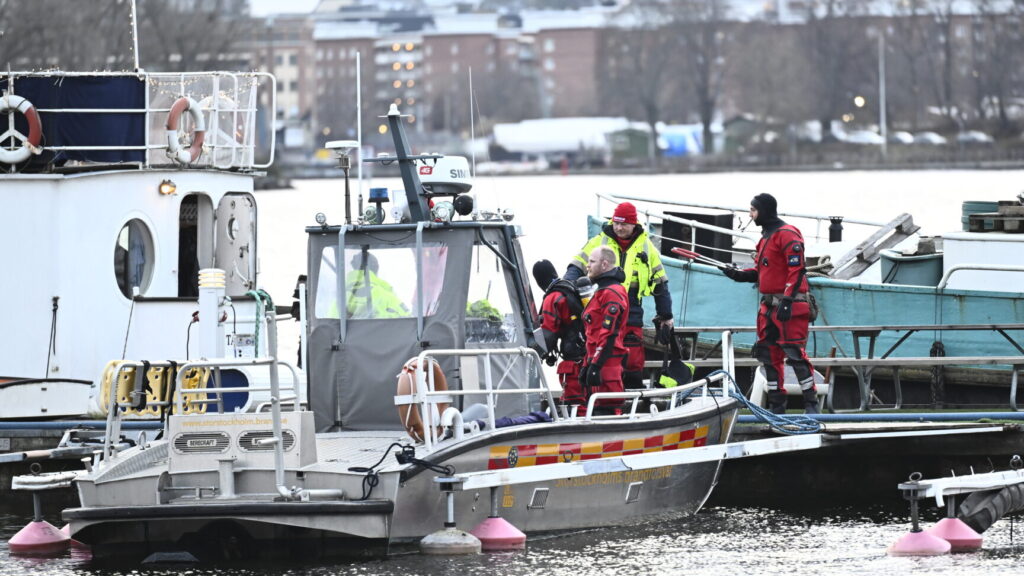STOCKHOLM, SVERIGE 20251202
En båt har sjunkit vid en kaj på Lilla Essingen och två personer ska då ha hamnat i vattnet i samband med händelsen.
Foto: Pontus Lundahl / TT / Kod 10050