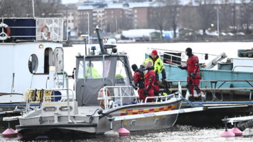 STOCKHOLM, SVERIGE 20251202
En båt har sjunkit vid en kaj på Lilla Essingen och två personer ska då ha hamnat i vattnet i samband med händelsen.
Foto: Pontus Lundahl / TT / Kod 10050