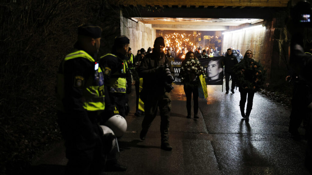 STOCKHOLM, SVERIGE 20251206
Högerextrema grupper tågar i Salemmarschen som hålls för första gången på 15 år till minne av mordet på en 17-årig pojke med högerextrema kopplingar, som höggs till döds i Salem av en tonårspojke med utländsk bakgrund år 2000. Demonstrationen sker i Salem, söder om Stockholm.
Foto: Fredrik Persson / TT / Kod 1081