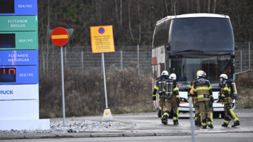 STOCKHOLM, SVERIGE 20251202
Räddningstjänst är på plats på en tankstation vid Nyköpingsvägen, nära tågstationen Södertälje syd där en buss tankat fel
Foto: Fredrik Sandberg / TT / Kod 10080