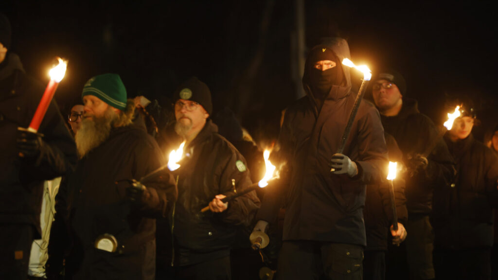 STOCKHOLM, SVERIGE 20251206
Högerextrema grupper tågar i Salemmarschen som hålls för första gången på 15 år till minne av mordet på en 17-årig pojke med högerextrema kopplingar, som höggs till döds i Salem av en tonårspojke med utländsk bakgrund år 2000. Demonstrationen sker i Salem, söder om Stockholm.
Foto: Fredrik Persson / TT / Kod 1081