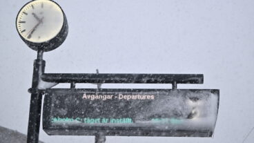 ÅRE, SVERIGE 20251227
Snöigt och blåsigt och inställda avgångar på tågstationen  i Åre när Stormen Johannes drar in över norra Sverige.
Foto: Pontus Lundahl / TT / Kod 10050