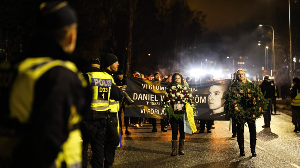 STOCKHOLM, SVERIGE 20251206
Högerextrema grupper tågar i Salemmarschen som hålls för första gången på 15 år till minne av mordet på en 17-årig pojke med högerextrema kopplingar, som höggs till döds i Salem av en tonårspojke med utländsk bakgrund år 2000. Demonstrationen sker i Salem, söder om Stockholm.
Foto: Fredrik Persson / TT / Kod 1081