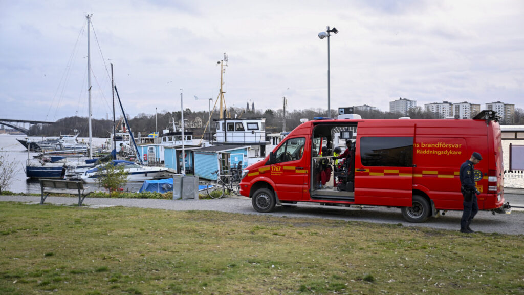 STOCKHOLM, SVERIGE 20251202
En båt har sjunkit vid en kaj på Lilla Essingen och två personer ska då ha hamnat i vattnet i samband med händelsen.
Foto: Pontus Lundahl / TT / Kod 10050