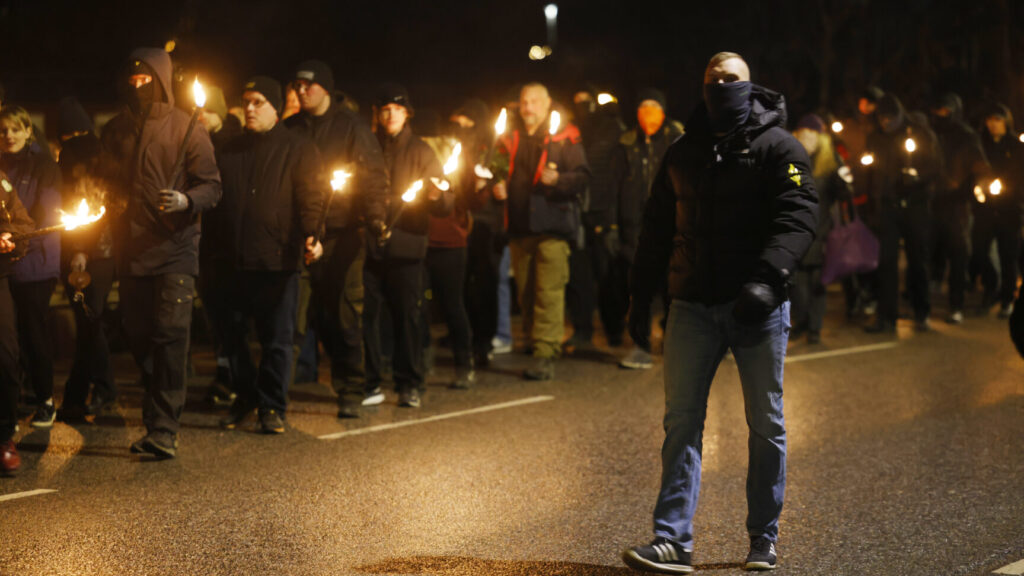 STOCKHOLM, SVERIGE 20251206
Högerextrema grupper tågar i Salemmarschen som hålls för första gången på 15 år till minne av mordet på en 17-årig pojke med högerextrema kopplingar, som höggs till döds i Salem av en tonårspojke med utländsk bakgrund år 2000. Demonstrationen sker i Salem, söder om Stockholm.
Foto: Fredrik Persson / TT / Kod 1081
