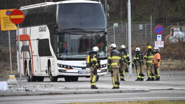 STOCKHOLM, SVERIGE 20251202
Räddningstjänst är på plats på en tankstation vid Nyköpingsvägen, nära tågstationen Södertälje syd där en buss tankat fel
Foto: Fredrik Sandberg / TT / Kod 10080