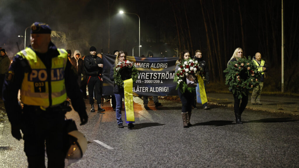 STOCKHOLM, SVERIGE 20251206
Högerextrema grupper tågar i Salemmarschen som hålls för första gången på 15 år till minne av mordet på en 17-årig pojke med högerextrema kopplingar, som höggs till döds i Salem av en tonårspojke med utländsk bakgrund år 2000. Demonstrationen sker i Salem, söder om Stockholm.
Foto: Fredrik Persson / TT / Kod 1081
