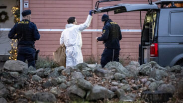 HÖRBY 2025-12-09
Polis och kriminaltekniker på plats i ett bostadsområde i Hörby efter ett misstänkt grovt brott på tisdagen.
Foto: Johan Nilsson / TT / Kod 50090