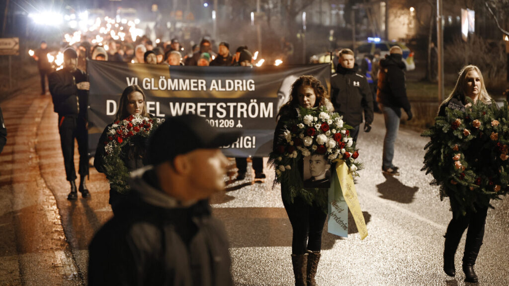 STOCKHOLM, SVERIGE 20251206
Högerextrema grupper tågar i Salemmarschen som hålls för första gången på 15 år till minne av mordet på en 17-årig pojke med högerextrema kopplingar, som höggs till döds i Salem av en tonårspojke med utländsk bakgrund år 2000. Demonstrationen sker i Salem, söder om Stockholm.
Foto: Fredrik Persson / TT / Kod 1081