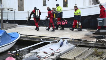 STOCKHOLM, SVERIGE 20251202
En båt har sjunkit vid en kaj på Lilla Essingen och två personer ska då ha hamnat i vattnet i samband med händelsen.
Foto: Pontus Lundahl / TT / Kod 10050
