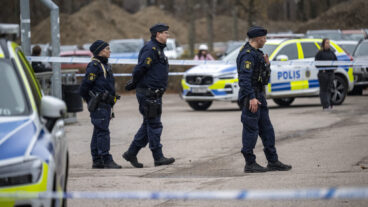 HELSINGBORG 2025-12-05
Polis på plats på skolan Magelungen Utveckling i Maria Park i Helsingborg på fredagen efter en misstänkt knivskärning. En person har gripits efter händelsen.
Foto: Johan Nilsson / TT / Kod 50090