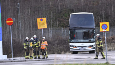 STOCKHOLM, SVERIGE 20251202
Räddningstjänst är på plats på en tankstation vid Nyköpingsvägen, nära tågstationen Södertälje syd där en buss tankat fel.
Foto: Fredrik Sandberg / TT / Kod 10080
