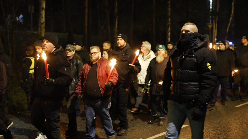 STOCKHOLM, SVERIGE 20251206
Högerextrema grupper tågar i Salemmarschen som hålls för första gången på 15 år till minne av mordet på en 17-årig pojke med högerextrema kopplingar, som höggs till döds i Salem av en tonårspojke med utländsk bakgrund år 2000. Demonstrationen sker i Salem, söder om Stockholm.
Foto: Fredrik Persson / TT / Kod 1081