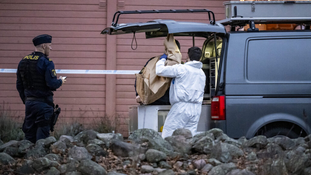 HÖRBY 2025-12-09
Polis och kriminaltekniker på plats i ett bostadsområde i Hörby efter ett misstänkt grovt brott på tisdagen.
Foto: Johan Nilsson / TT / Kod 50090