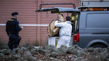 HÖRBY 2025-12-09
Polis och kriminaltekniker på plats i ett bostadsområde i Hörby efter ett misstänkt grovt brott på tisdagen.
Foto: Johan Nilsson / TT / Kod 50090