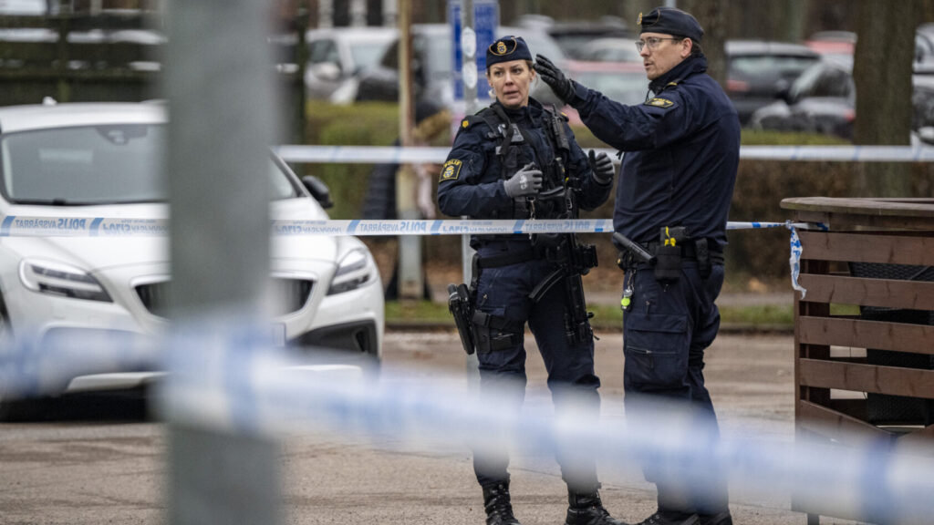 HELSINGBORG 2025-12-05
Polis med förstärkningsvapen av typen MP-5 på plats på skolan Magelungen Utveckling i Maria Park i Helsingborg på fredagen efter en misstänkt knivskärning. En person har gripits efter händelsen.
Foto: Johan Nilsson / TT / Kod 50090