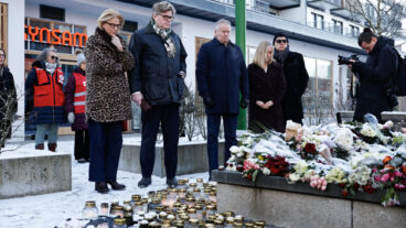 SALEM, SVERIGE 20251231
Finansminister Elisabeth Svantesson (M), justitieminister Gunnar Strömmer (M) och Salems kommun oppositionsråd Rickard Livén (M) besöker minnesplatsen vid Rönninge torg i Salem under onsdagen, med anledning av att en kvinna hittats mördad den 28 december. Kvinnan anmäldes försvunnen på annandagen.
Foto: Fredrik Persson  / TT / Kod 1081