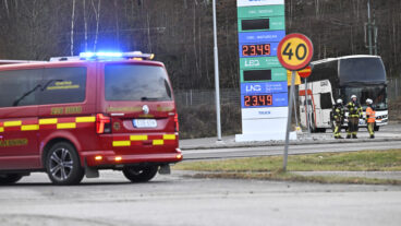 STOCKHOLM, SVERIGE 20251202
Räddningstjänst är på plats på en tankstation vid Nyköpingsvägen, nära tågstationen Södertälje syd där en buss tankat fel.
Foto: Fredrik Sandberg / TT / Kod 10080