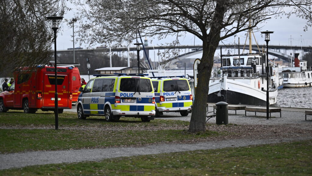 STOCKHOLM, SVERIGE 20251202
En båt har sjunkit vid en kaj på Lilla Essingen och två personer ska då ha hamnat i vattnet i samband med händelsen.
Foto: Pontus Lundahl / TT / Kod 10050