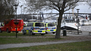 STOCKHOLM, SVERIGE 20251202
En båt har sjunkit vid en kaj på Lilla Essingen och två personer ska då ha hamnat i vattnet i samband med händelsen.
Foto: Pontus Lundahl / TT / Kod 10050