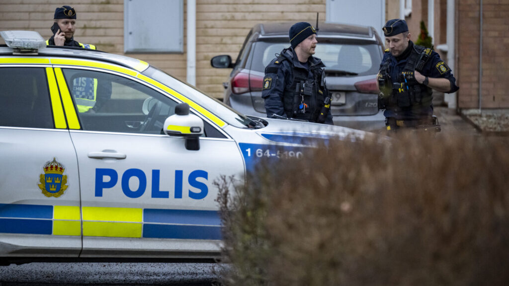 HÖRBY 2025-12-09
Polis på plats i ett bostadsområde i Hörby efter ett misstänkt grovt brott på tisdagen.
Foto: Johan Nilsson / TT / Kod 50090