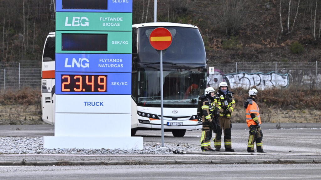 STOCKHOLM, SVERIGE 20251202
Räddningstjänst är på plats på en tankstation vid Nyköpingsvägen, nära tågstationen Södertälje syd där en buss tankat fel.
Foto: Fredrik Sandberg / TT / Kod 10080