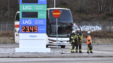 STOCKHOLM, SVERIGE 20251202
Räddningstjänst är på plats på en tankstation vid Nyköpingsvägen, nära tågstationen Södertälje syd där en buss tankat fel.
Foto: Fredrik Sandberg / TT / Kod 10080