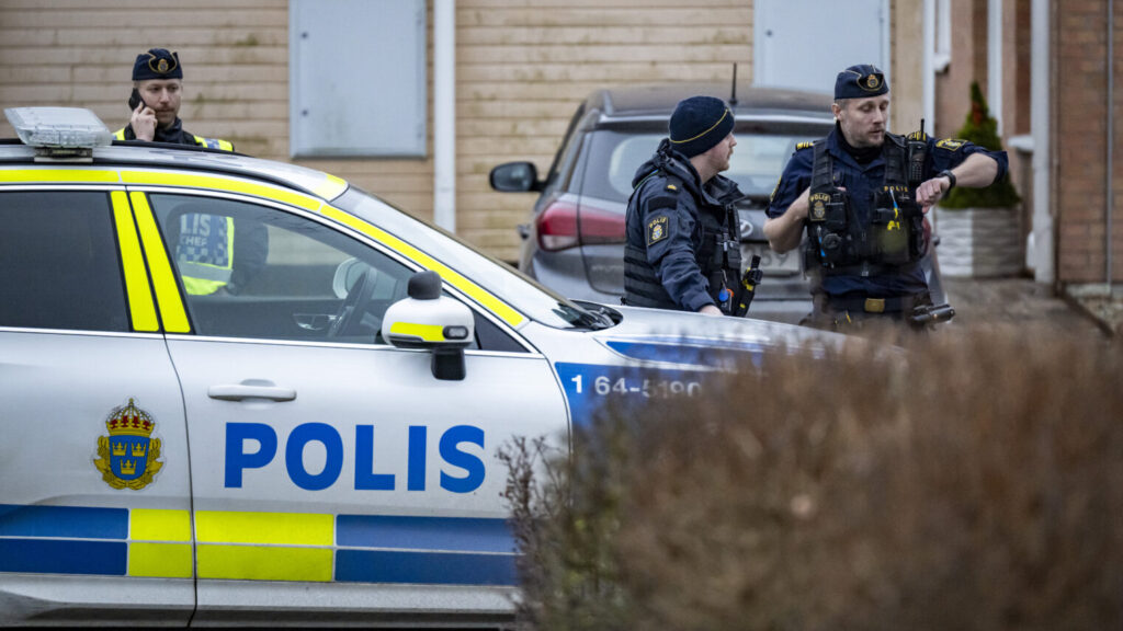 HÖRBY 2025-12-09
Polis på plats i ett bostadsområde i Hörby efter ett misstänkt grovt brott på tisdagen.
Foto: Johan Nilsson / TT / Kod 50090