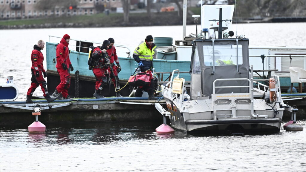STOCKHOLM, SVERIGE 20251202
En båt har sjunkit vid en kaj på Lilla Essingen och två personer ska då ha hamnat i vattnet i samband med händelsen.
Foto: Pontus Lundahl / TT / Kod 10050