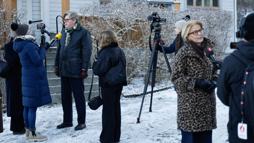 SALEM, SVERIGE 20251231
Justitieminister Gunnar Strömmer (M) och finansminister Elisabeth Svantesson (M) pratar med media efter besöket vid minnesplatsen vid Rönninge torg i Salem under onsdagen, med anledning av att en kvinna hittats mördad den 28 december. Kvinnan anmäldes försvunnen på annandagen.
Foto: Fredrik Persson / TT / Kod 1081