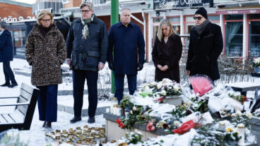 SALEM, SVERIGE 20251231
Finansminister Elisabeth Svantesson (M), justitieminister Gunnar Strömmer (M), Rickard Livén (M), oppositionsråd i Salems kommun, och (längst till höger) Arne Närström (S), kommunstyrelsens ordförande i Salems kommun, besöker minnesplatsen vid Rönninge torg i Salem under onsdagen, med anledning av att en kvinna hittats mördad den 28 december. Kvinnan anmäldes försvunnen på annandagen.
Foto: Fredrik Persson  / TT / Kod 1081