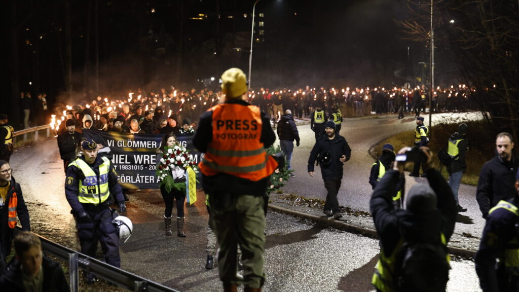 STOCKHOLM, SVERIGE 20251206
Högerextrema grupper tågar i Salemmarschen som hålls för första gången på 15 år till minne av mordet på en 17-årig pojke med högerextrema kopplingar, som höggs till döds i Salem av en tonårspojke med utländsk bakgrund år 2000. Demonstrationen sker i Salem, söder om Stockholm.
Foto: Fredrik Persson / TT / Kod 1081