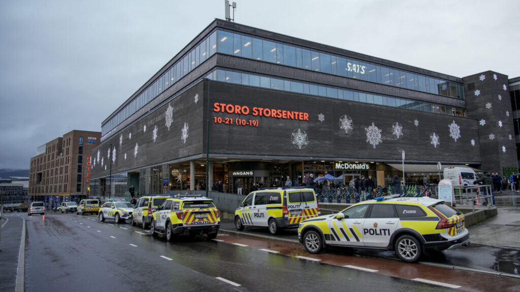 Oslo 20251208.
Politiet er til stede på Storo Storsenter etter meldning om en skyting inne på senteret mandag.
Foto: Stian Lysberg Solum / NTB