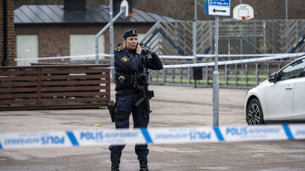 HELSINGBORG 2025-12-05
Polis på plats på skolan Magelungen Utveckling i Maria Park i Helsingborg på fredagen efter en misstänkt knivskärning. En person har gripits efter händelsen.
Foto: Johan Nilsson / TT / Kod 50090