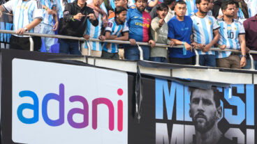 EDS NOTE: OBSCENITY - Indian fans gesture in protest after failing to get a glimpse of Argentine soccer star Lionel Messi at the Salt Lake Stadium, in Kolkata, India, Saturday, Dec. 13, 2025. (AP Photo/Bikas Das)  XBD105