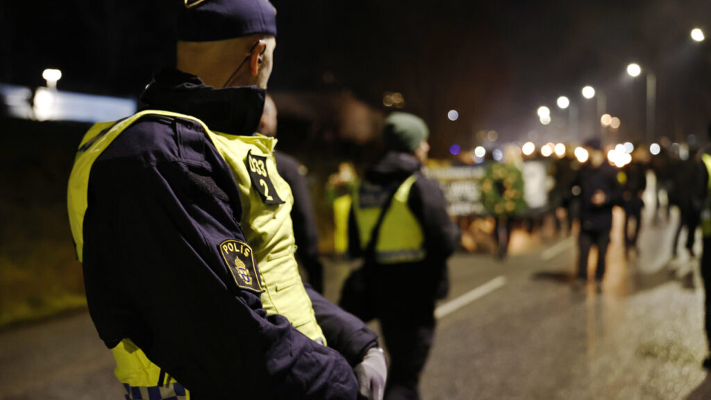 STOCKHOLM, SVERIGE 20251206
Högerextrema grupper tågar i Salemmarschen som hålls för första gången på 15 år till minne av mordet på en 17-årig pojke med högerextrema kopplingar, som höggs till döds i Salem av en tonårspojke med utländsk bakgrund år 2000. Demonstrationen sker i Salem, söder om Stockholm.
Foto: Fredrik Persson / TT / Kod 1081