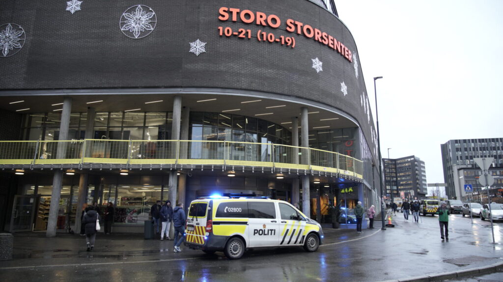 Oslo 20251208.
Politiet er til stede på Storo Storsenter etter meldning om en skyting inne på senteret mandag.
Foto: Stian Lysberg Solum / NTB