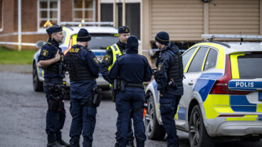 HÖRBY 2025-12-09     
Polis på plats i ett bostadsområde i Hörby efter ett misstänkt grovt brott på tisdagen.
Foto: Johan Nilsson / TT / Kod 50090