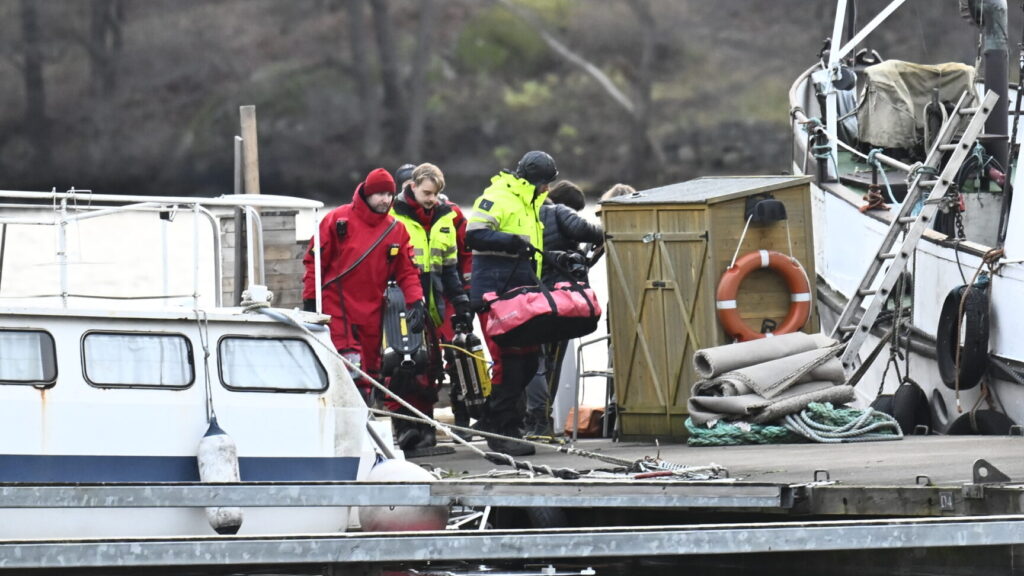 STOCKHOLM, SVERIGE 20251202
En båt har sjunkit vid en kaj på Lilla Essingen och två personer ska då ha hamnat i vattnet i samband med händelsen.
Foto: Pontus Lundahl / TT / Kod 10050