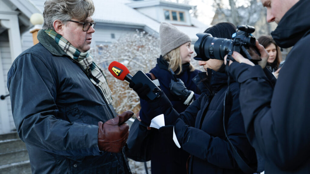 SALEM, SVERIGE 20251231
Justitieminister Gunnar Strömmer (M) pratar med media under besöket vid minnesplatsen vid Rönninge torg i Salem under onsdagen, med anledning av att en kvinna hittats mördad den 28 december. Kvinnan anmäldes försvunnen på annandagen.
Foto: Fredrik Persson / TT / Kod 1081