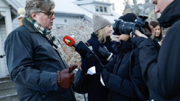SALEM, SVERIGE 20251231
Justitieminister Gunnar Strömmer (M) pratar med media under besöket vid minnesplatsen vid Rönninge torg i Salem under onsdagen, med anledning av att en kvinna hittats mördad den 28 december. Kvinnan anmäldes försvunnen på annandagen.
Foto: Fredrik Persson  / TT / Kod 1081