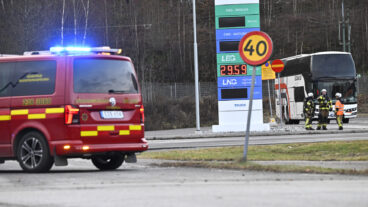 STOCKHOLM, SVERIGE 20251202
Räddningstjänst är på plats på en tankstation vid Nyköpingsvägen, nära tågstationen Södertälje syd där en buss tankat fel.
Foto: Fredrik Sandberg / TT / Kod 10080
