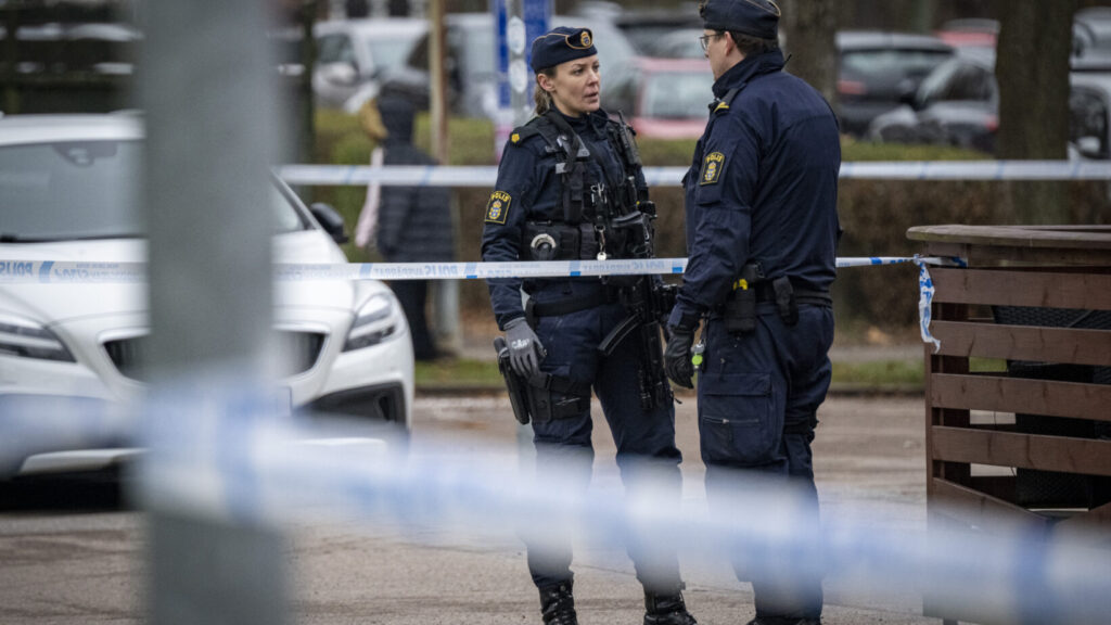 HELSINGBORG 2025-12-05
Polis med förstärkningsvapen av typen MP-5 på plats på skolan Magelungen Utveckling i Maria Park i Helsingborg på fredagen efter en misstänkt knivskärning. En person har gripits efter händelsen.
Foto: Johan Nilsson / TT / Kod 50090