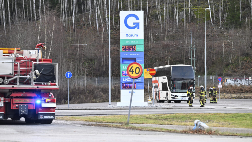 STOCKHOLM, SVERIGE 20251202
Räddningstjänst är på plats på en tankstation vid Nyköpingsvägen, nära tågstationen Södertälje syd där en buss tankat fel
Foto: Fredrik Sandberg / TT / Kod 10080