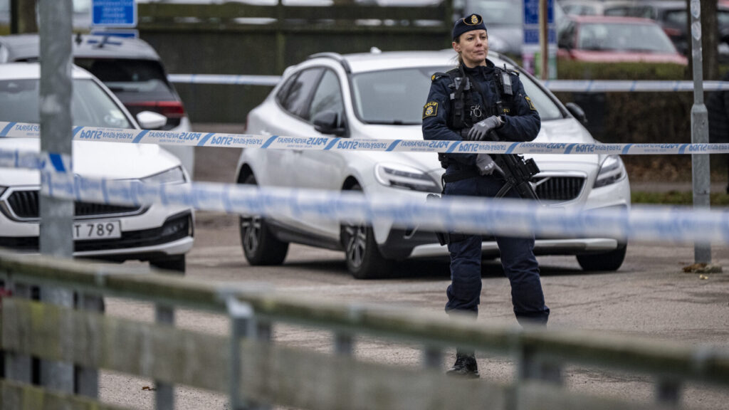 HELSINGBORG 2025-12-05
Polis med förstärkningsvapen av typen MP-5 på plats på skolan Magelungen Utveckling i Maria Park i Helsingborg på fredagen efter en misstänkt knivskärning. En person har gripits efter händelsen.
Foto: Johan Nilsson / TT / Kod 50090