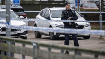 HELSINGBORG 2025-12-05   
Polis med förstärkningsvapen av typen MP-5 på plats på skolan Magelungen Utveckling i Maria Park i Helsingborg på fredagen efter en misstänkt knivskärning. En person har gripits efter händelsen.
Foto: Johan Nilsson / TT / Kod 50090