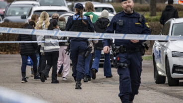 HELSINGBORG 2025-12-05
Polis med förstärkningsvapen av typen MP-5 eskorterar elever ut från skolan Magelungen Utveckling i Maria Park i Helsingborg på fredagen efter en misstänkt knivskärning. En person har gripits efter händelsen.
Foto: Johan Nilsson / TT / Kod 50090