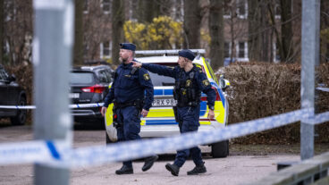 HELSINGBORG 2025-12-05   
Polis på plats på skolan Magelungen Utveckling i Maria Park i Helsingborg på fredagen efter en misstänkt knivskärning. En person har gripits efter händelsen.
Foto: Johan Nilsson / TT / Kod 50090