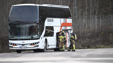 STOCKHOLM, SVERIGE 20251202
Räddningstjänst och polis är på plats på en tankstation vid Nyköpingsvägen, nära tågstationen Södertälje syd där en buss tankat fel
Foto: Fredrik Sandberg / TT / Kod 10080